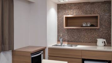 Chambre Deluxe avec lits jumeaux, non-fumeurs, pas de service de ménage (with Kitchen) | Fer et planche à repasser, Wi-Fi gratuit, draps fournis