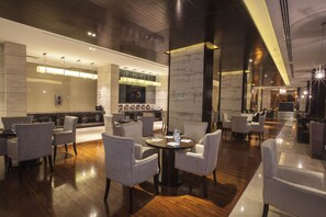 Petit déjeuner, déjeuner et dîner servis sur place