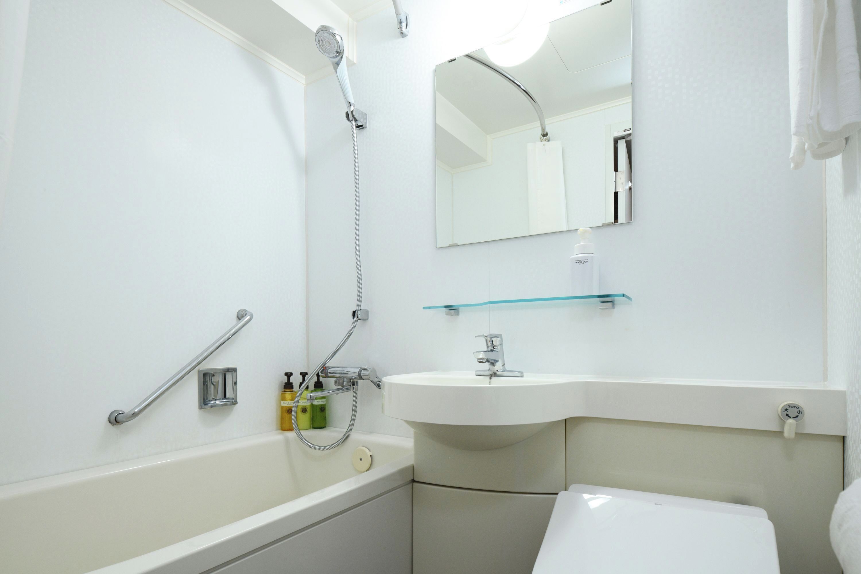 combined shower/bathtub, free toiletries, hair dryer, slippers