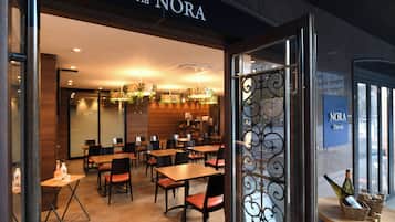 ์์นจ ์์ฌ, ์ ์ฌ ์์ฌ ๋ฐ ์ ๋
์์ฌ ์ ๊ณต