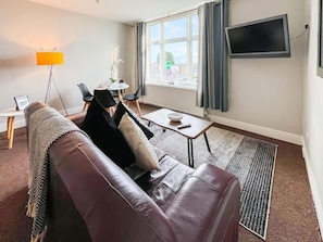Appartement, 1 slaapkamer (Pier View 3) | Woonruimte | Een 32-inch televisie met kabelzenders