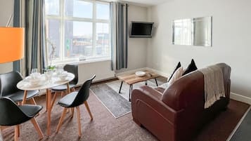 شقة - غرفة نوم واحدة (Pier View 3) | منطقة المعيشة | تلفزيون بحجم 32-بوصة يعرض قنوات تلفزيونية باشتراك مدفوع