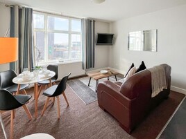 Apartamento, 1 habitación (Pier View 3) | Zona de estar | Televisión de 32 pulgadas con canales por cable