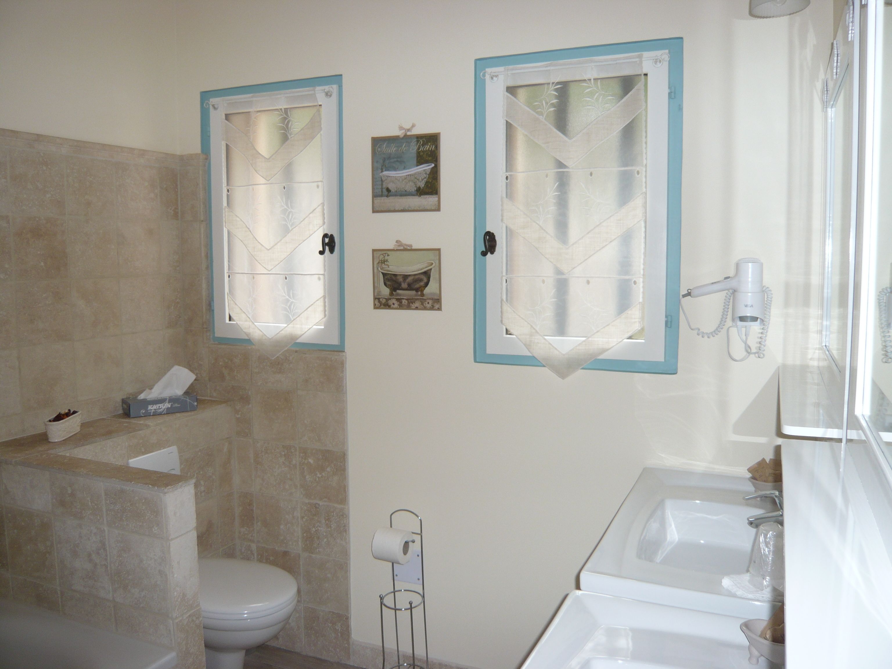 deluxe room (ground floor) | bathroom | free toiletries, hair dryer, towels