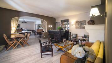Desayuno buffet diario (EUR 13 por persona)
