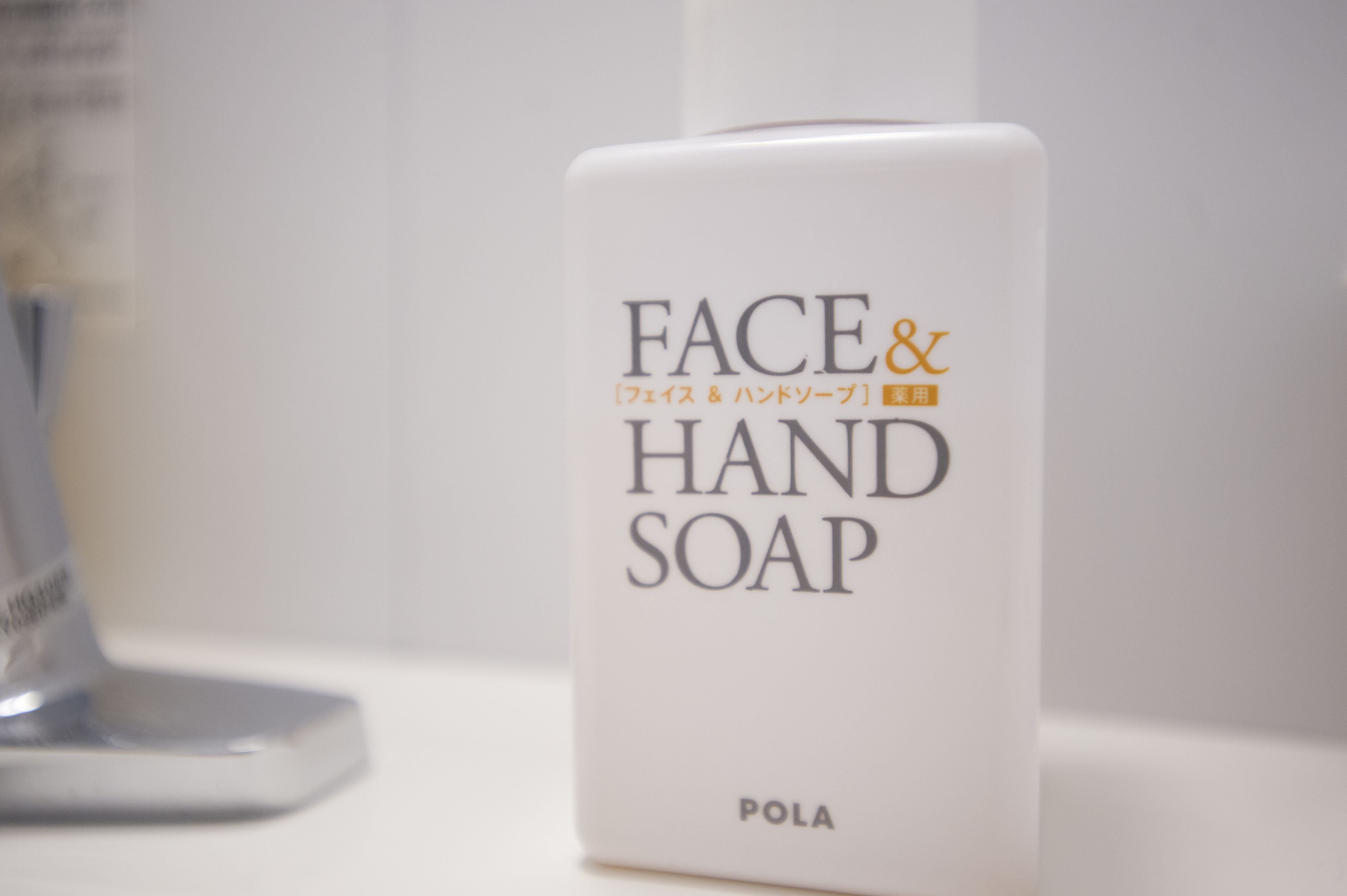 combined shower/bathtub, hair dryer, slippers, bidet