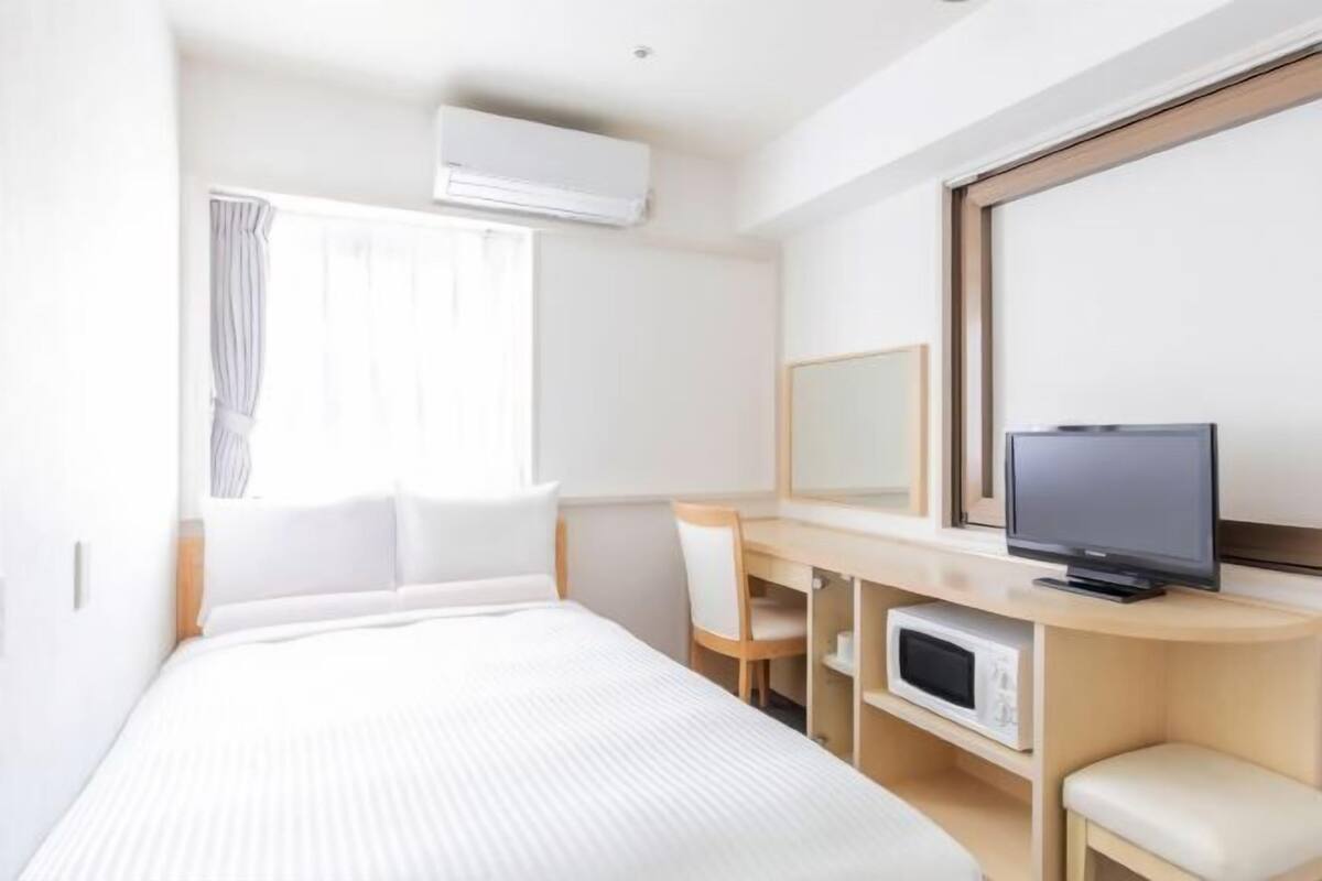 Down duvets, desk, free WiFi, bed sheets