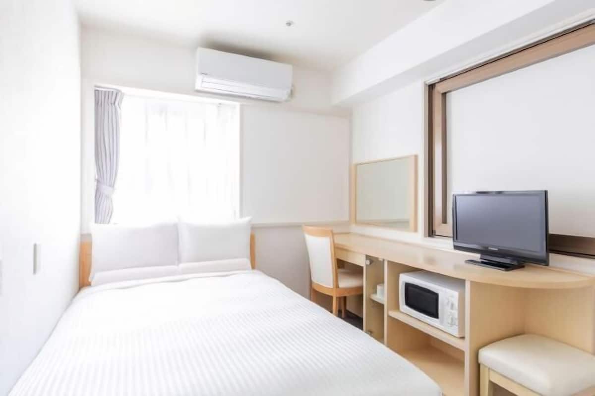 Down duvets, desk, free WiFi, bed sheets