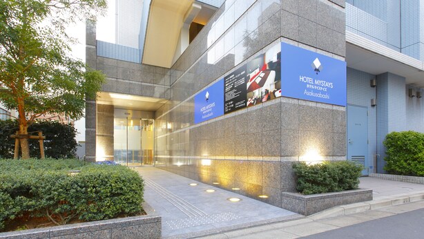 Ein moderner Hotel Eingang mit einer großen Beschilderung für Hotel MYSTAYAs Asakusa.