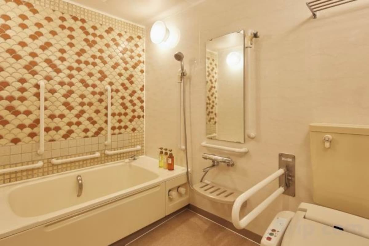 Badkamer | Een bad/douchecombinatie, gratis toiletartikelen, een haardroger