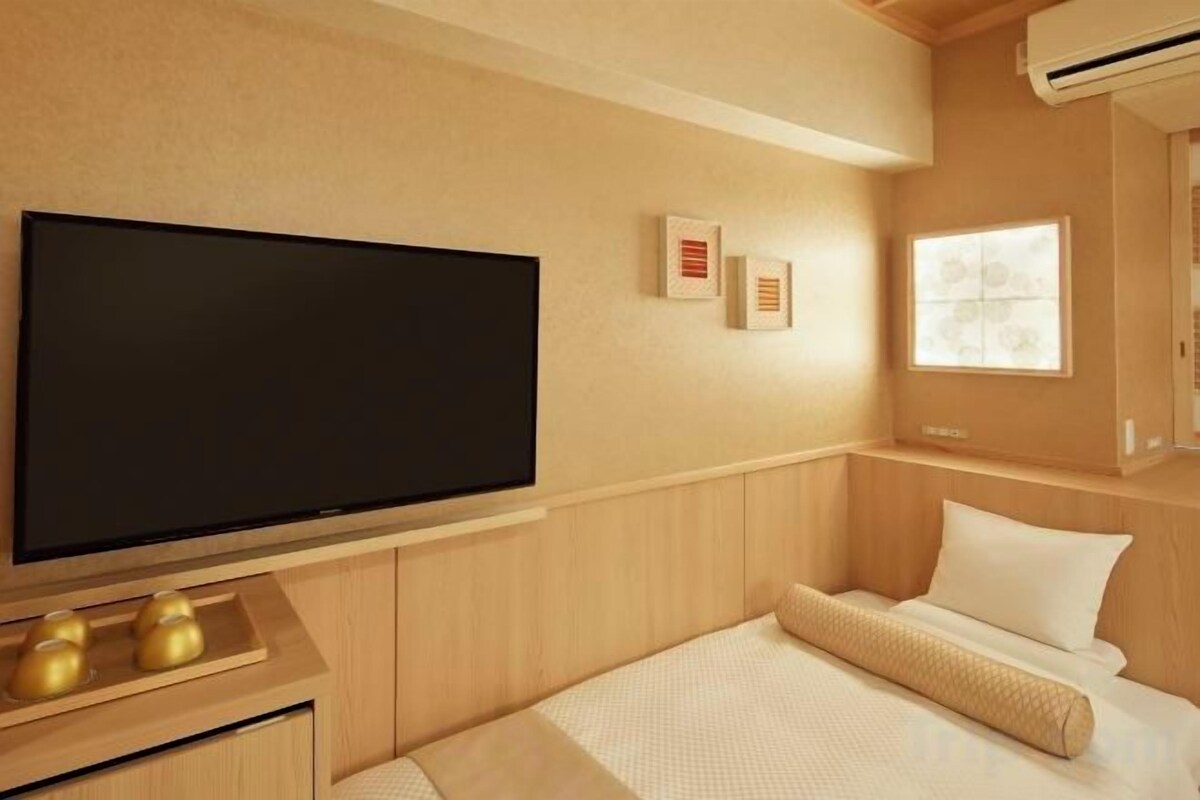 Een kluis op de kamer, een bureau, gratis wifi, beddengoed