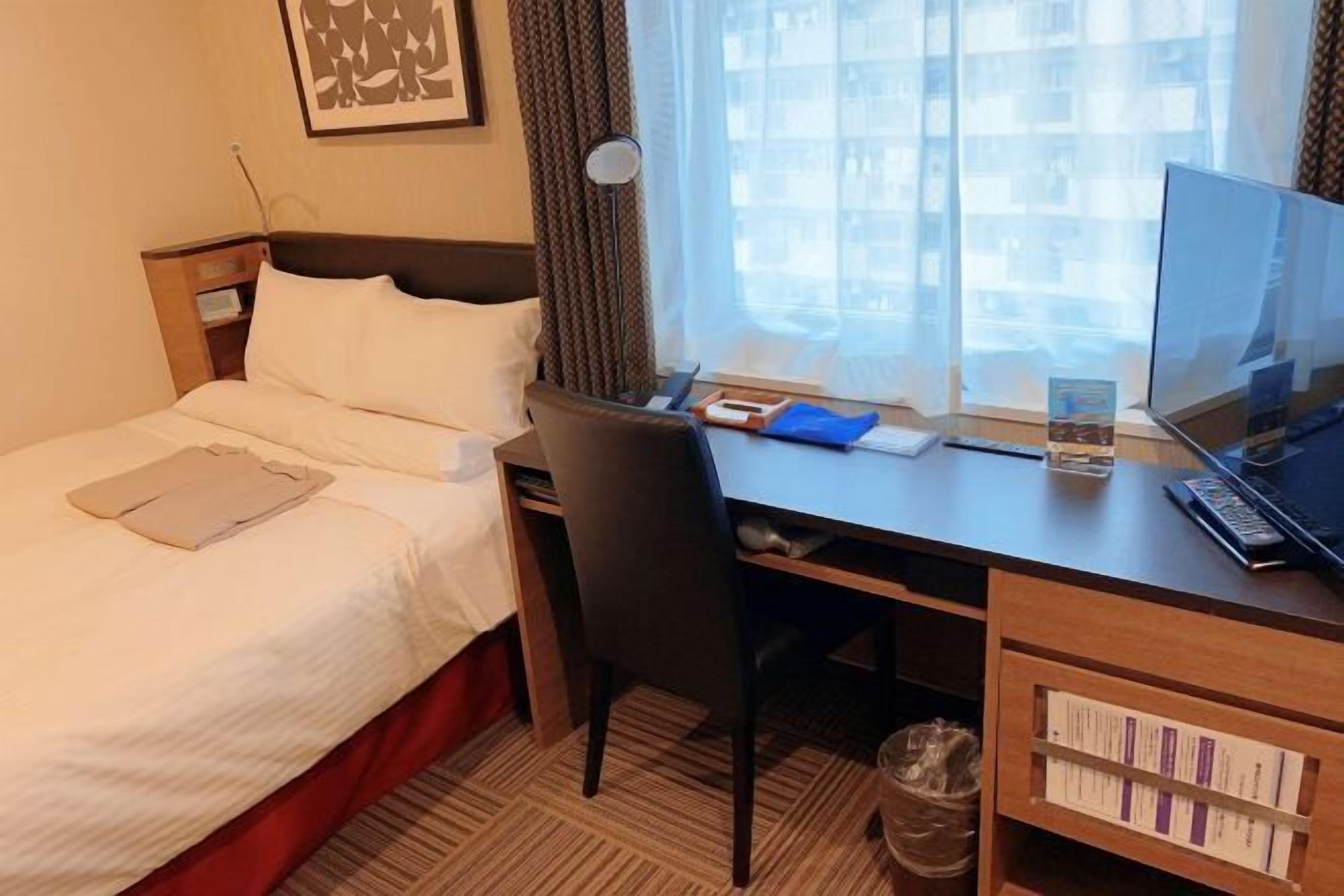 Tallelokero huoneessa, työpöytä, pimennysverhot, ilmainen Wi-Fi