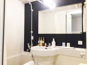 Combined shower/tub, free toiletries, hair dryer, slippers - Hotel MyStays Kamata (Tokyo)