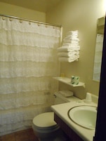 Bañera con ducha, artículos de tocador gratuitos, secador de pelo