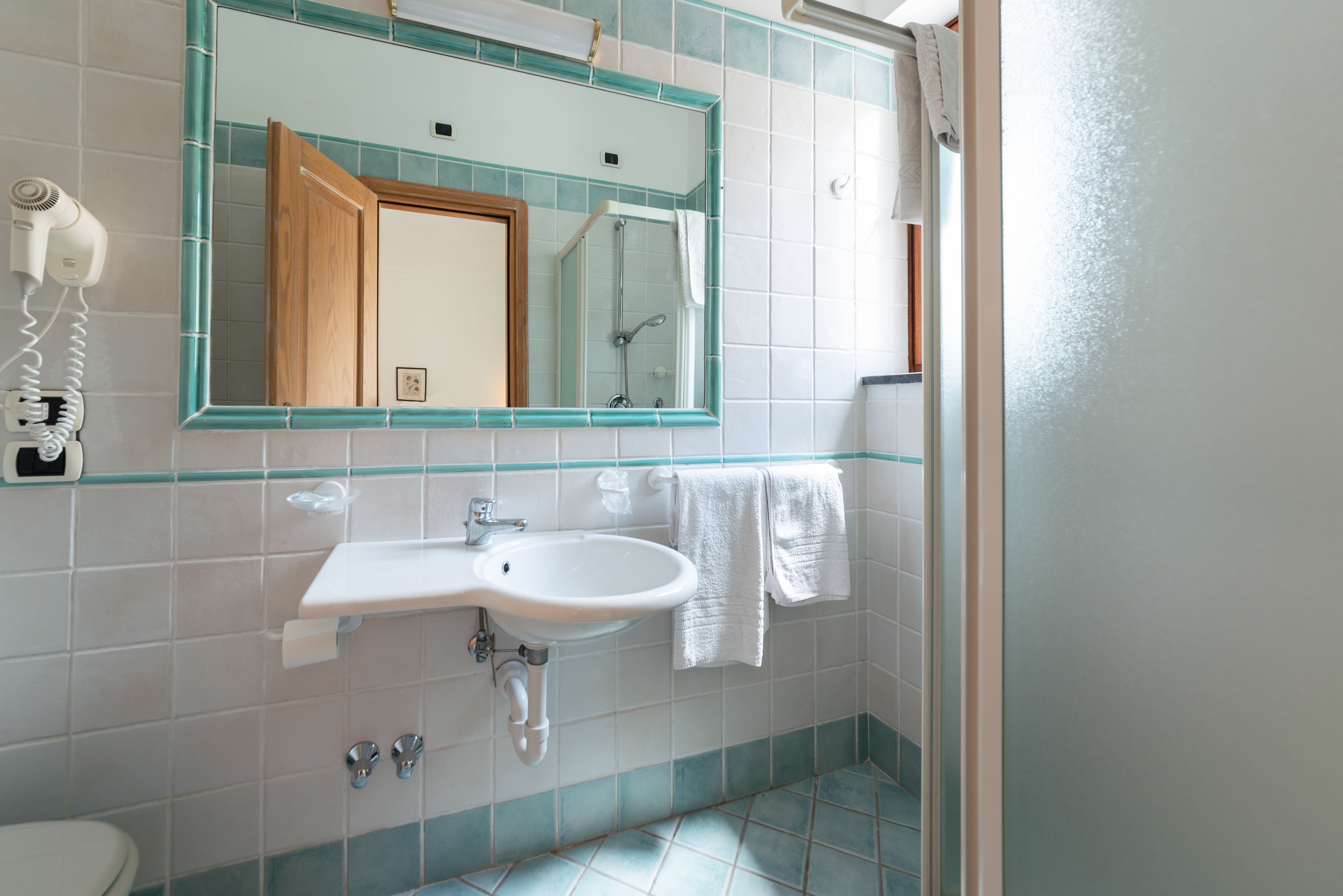 superior double room, sea view | bathroom | free toiletries, hair dryer, bidet, towels