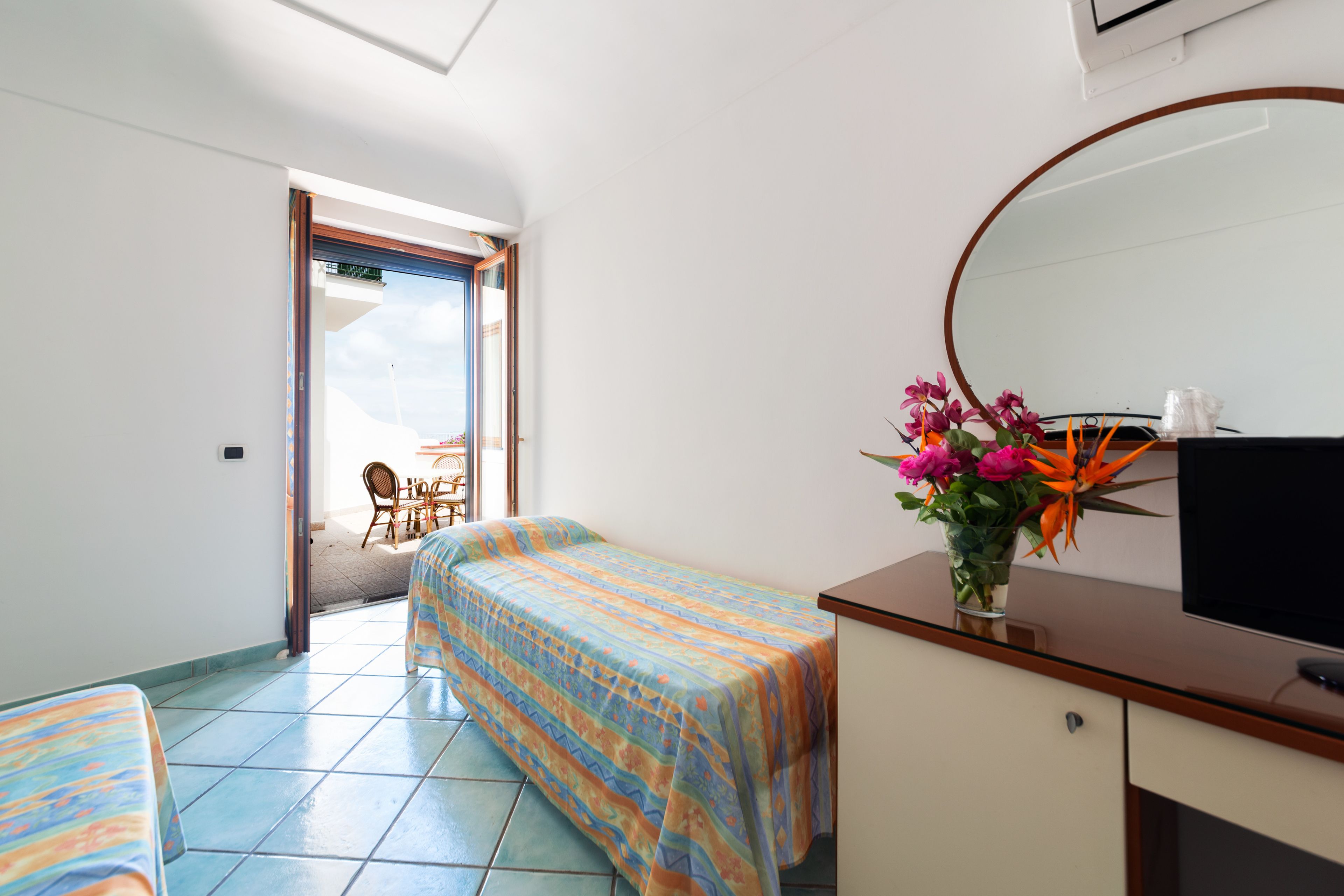 triple room | minibar, in-room safe, desk, cots/infant beds