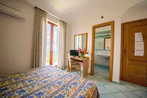 Minibar, in-room safe, desk, cots/infant beds - La Capannina - Hotel & Apartments (Ischia)