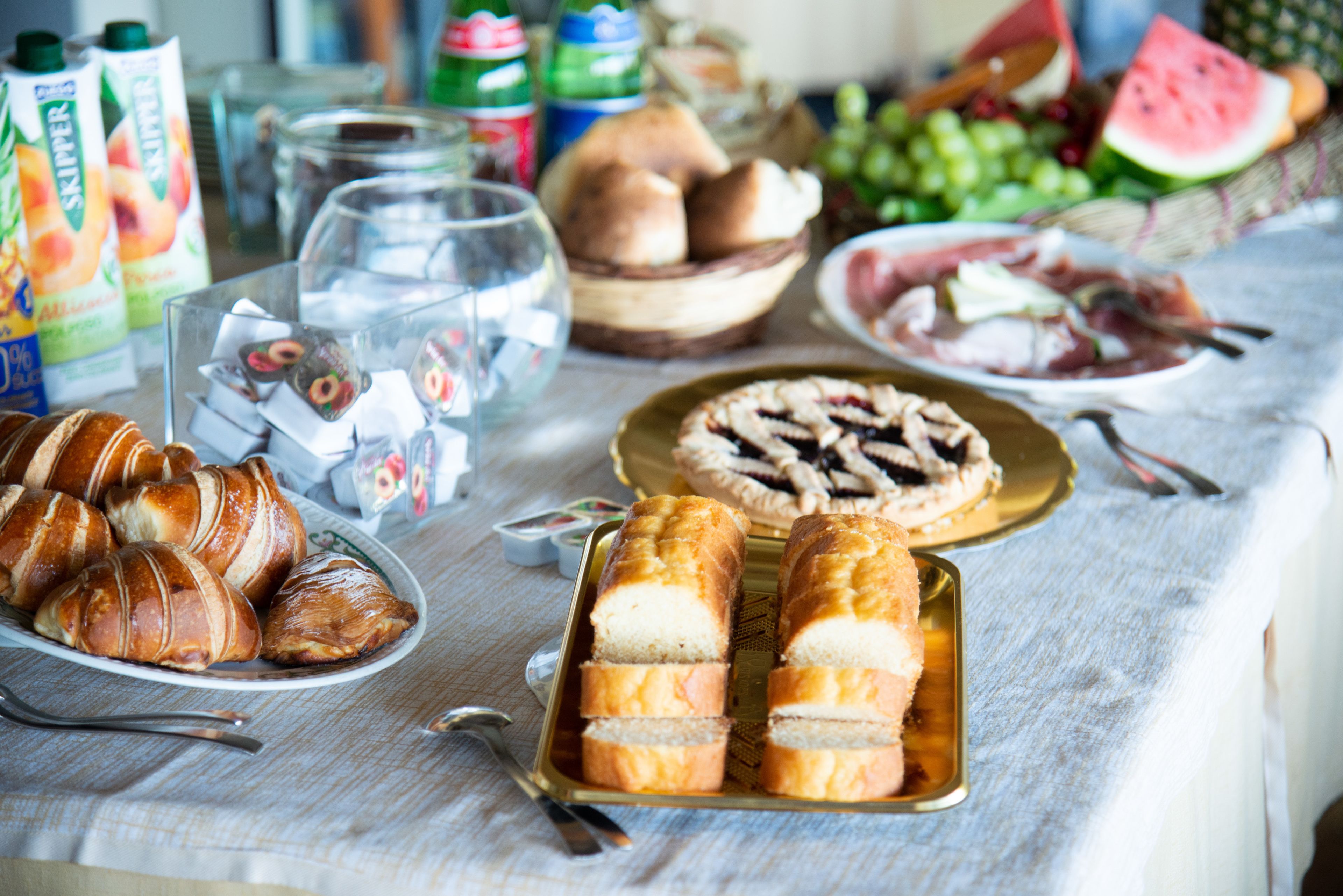 daily buffet breakfast for a fee