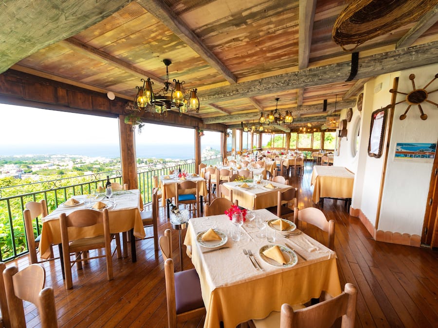 Aperto a pranzo e cena, cucina locale