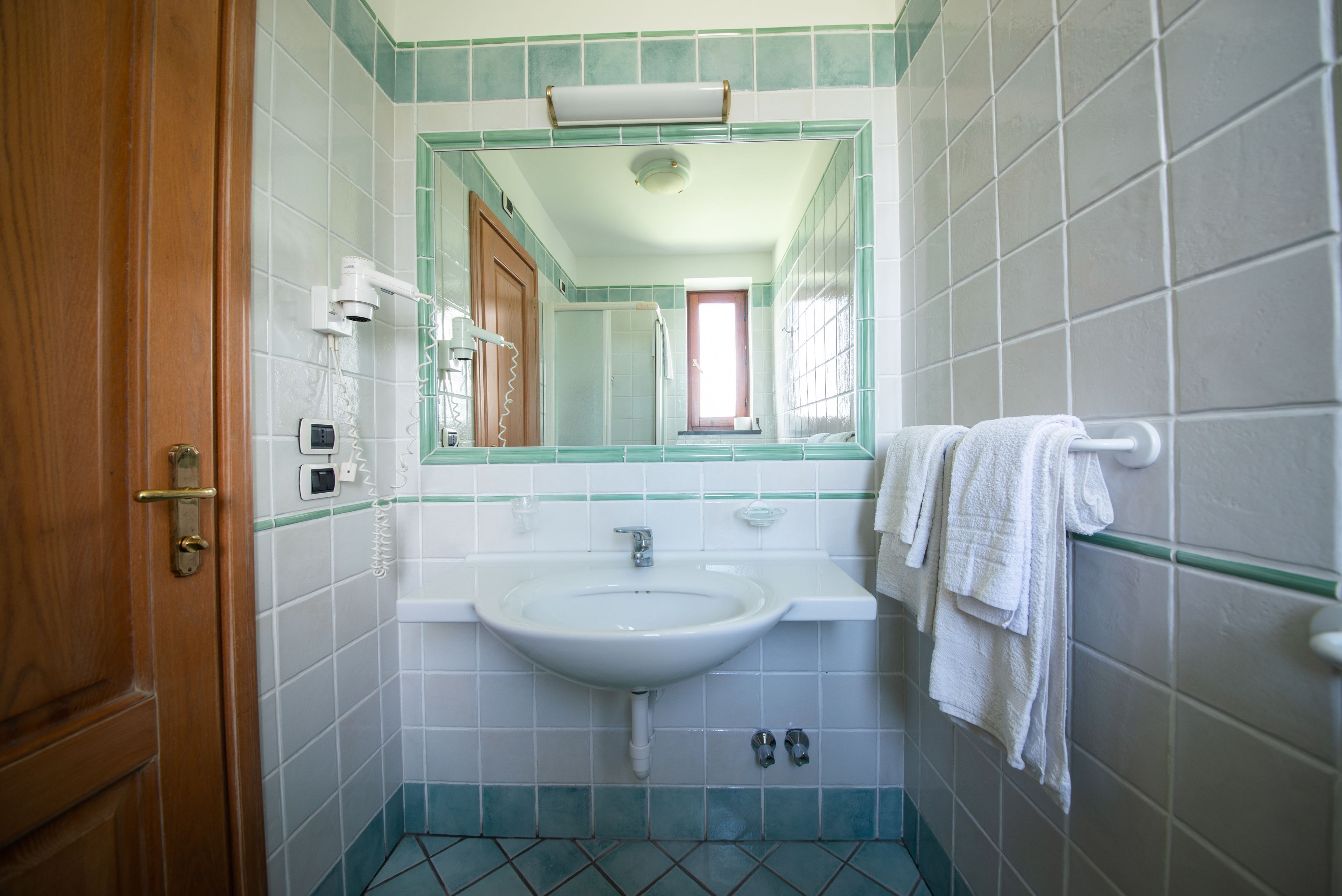 standard double room | bathroom | free toiletries, hair dryer, bidet, towels