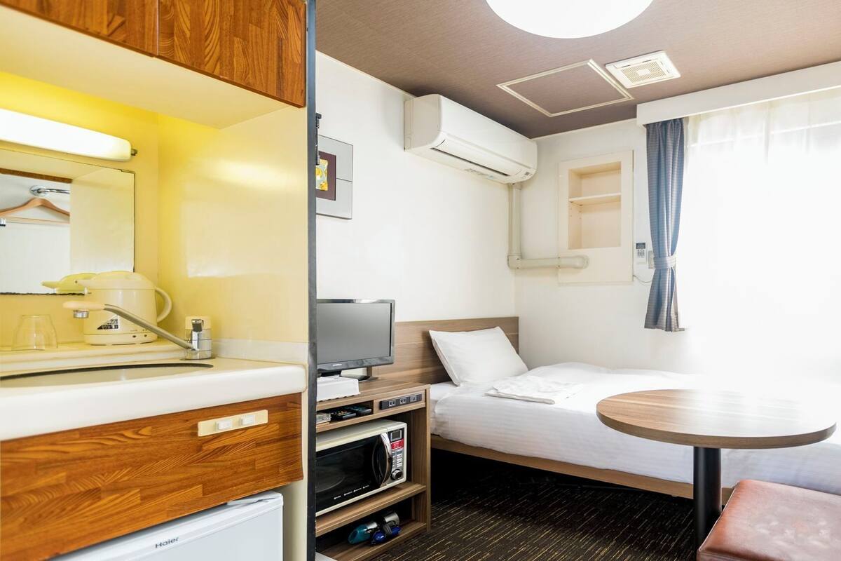 Een strijkplank/strijkijzer, gratis wifi, beddengoed