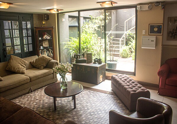Lobby sitting area - Filatelia Suites & Travel (Quito)