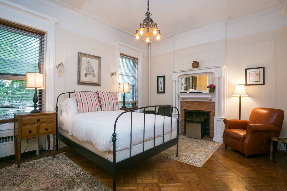 The Parlor Suite | Premium bedding, iron/ironing board, rollaway beds, free WiFi