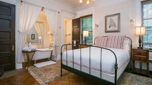 The Parlor Suite | Premium bedding, iron/ironing board, rollaway beds (surcharge) - Lefferts Manor Bed & Breakfast (Brooklyn)