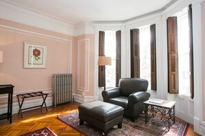Superior Room (At Fenimore Street & Bedford Avenue) | Living area