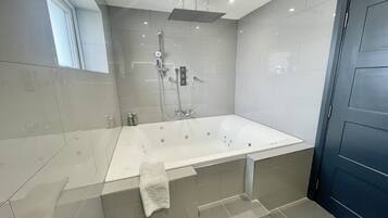 Luxury House, Hot Tub, Garden View (Puffins landing) | Indoor spa tub