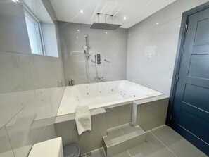 Nhà Cao cấp, bồn tắm nước nóng, quang cảnh vườn (Puffins landing) | Bồn tắm spa trong nhà