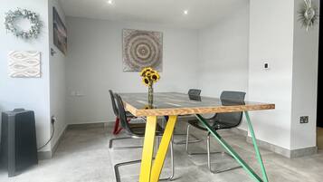 Luxury House, Hot Tub, Garden View (Puffins landing) | Dining