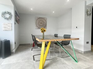 Nhà Cao cấp, bồn tắm nước nóng, quang cảnh vườn (Puffins landing) | Khu ăn uống