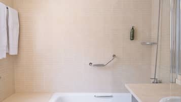 Un baño con bañera, ducha y lavamanos.