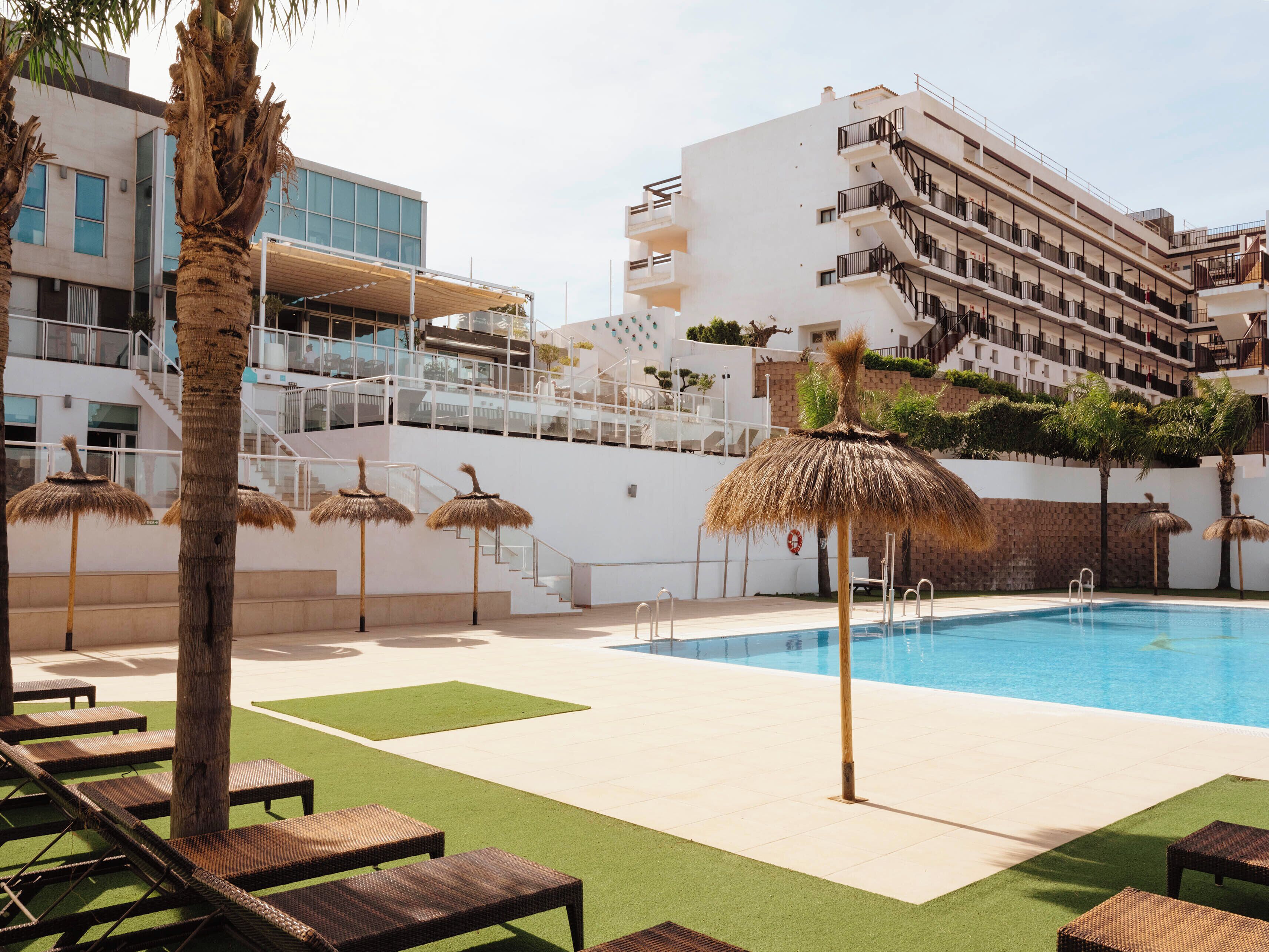 Seasonal outdoor pool, pool loungers