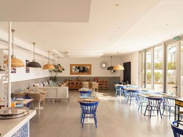 2 restaurantes; se sirven desayunos y cenas