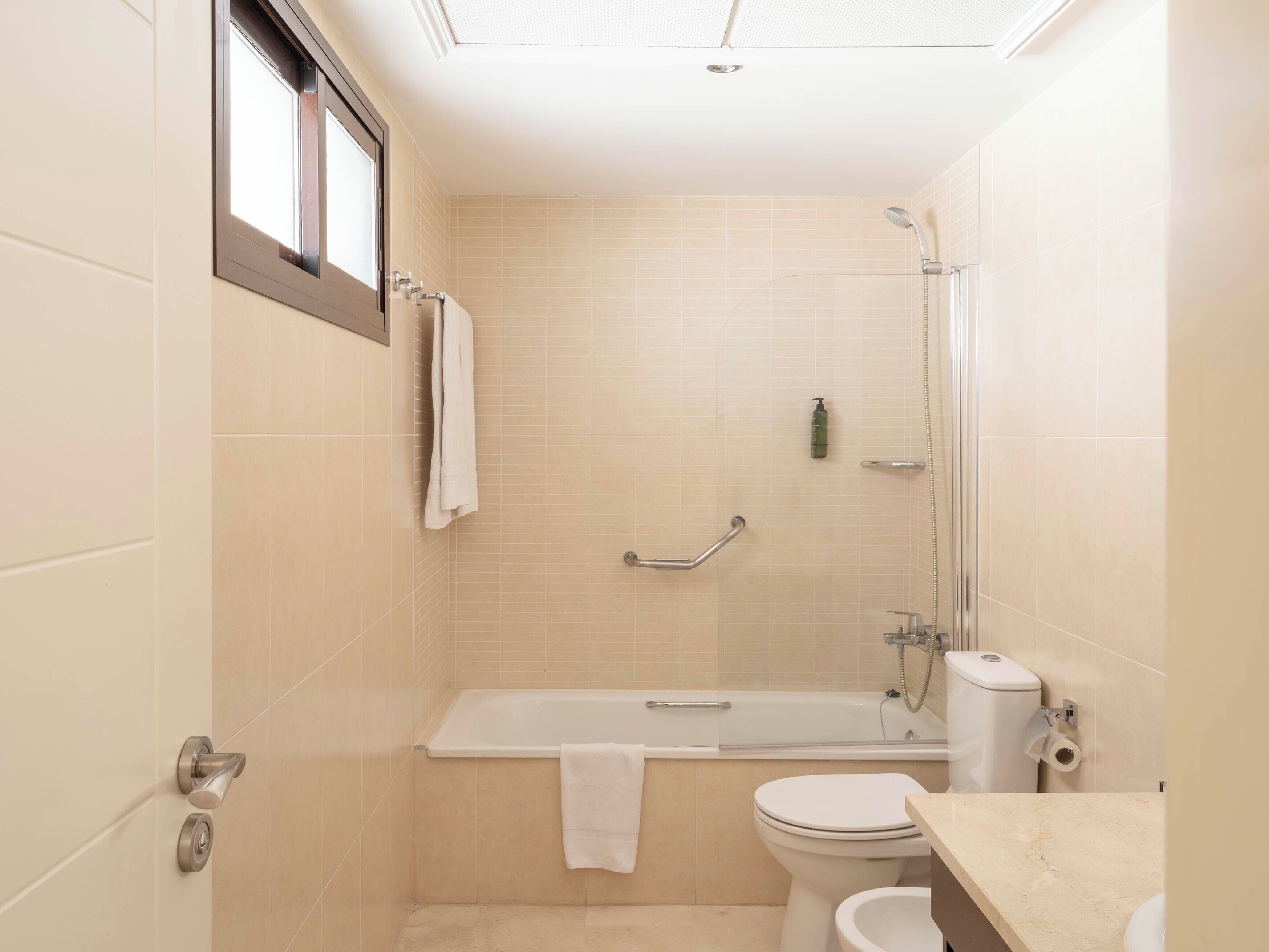Ducha y bañera combinadas, secador de pelo y toallas