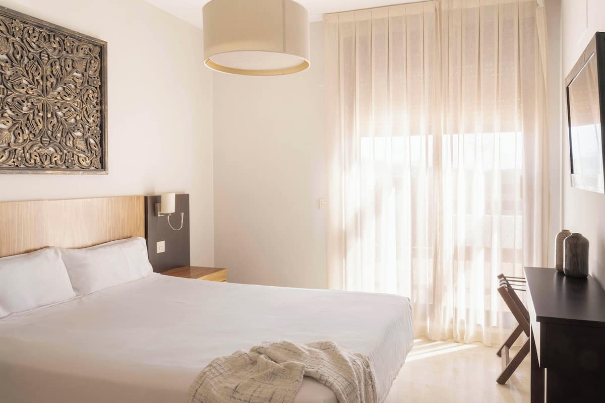 2 bedrooms, in-room safe, blackout drapes, iron/ironing board