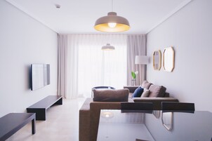 2 多间卧室、客房内保险箱、遮光窗帘、熨斗/熨衣板