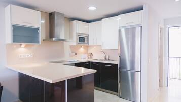 Refrigerador con freezer, microondas, placa de cocina, lavavajillas