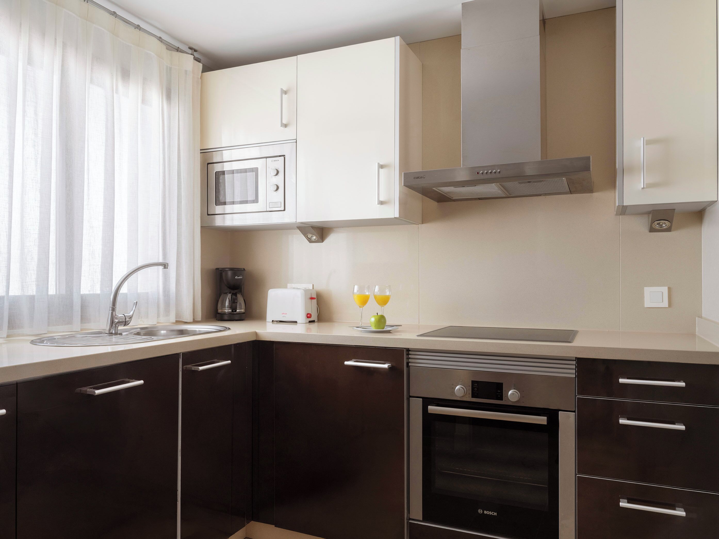 Full-size fridge, microwave, stovetop, dishwasher