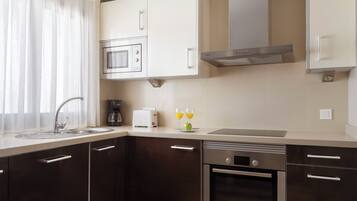 Full-size fridge, microwave, stovetop, dishwasher