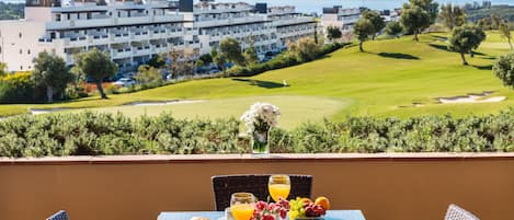 2 restaurants, breakfast, dinner served; Spanish cuisine