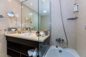 Apartment, 2 Bedrooms | Bilik Mandi | Gabungan pancuran/tab mandi, pengering rambut, tuala disediakan 