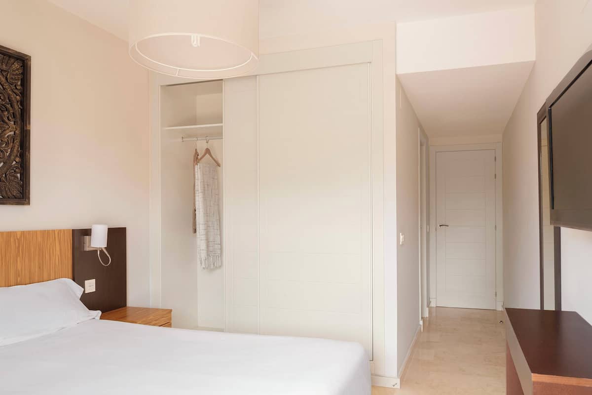2 bedrooms, in-room safe, blackout drapes, iron/ironing board