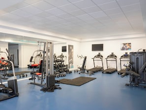 A gym with various exercise equipment, including treadmills, dumbbells, and weight machines. - Ona Valle Romano Golf & Resort (Estepona)