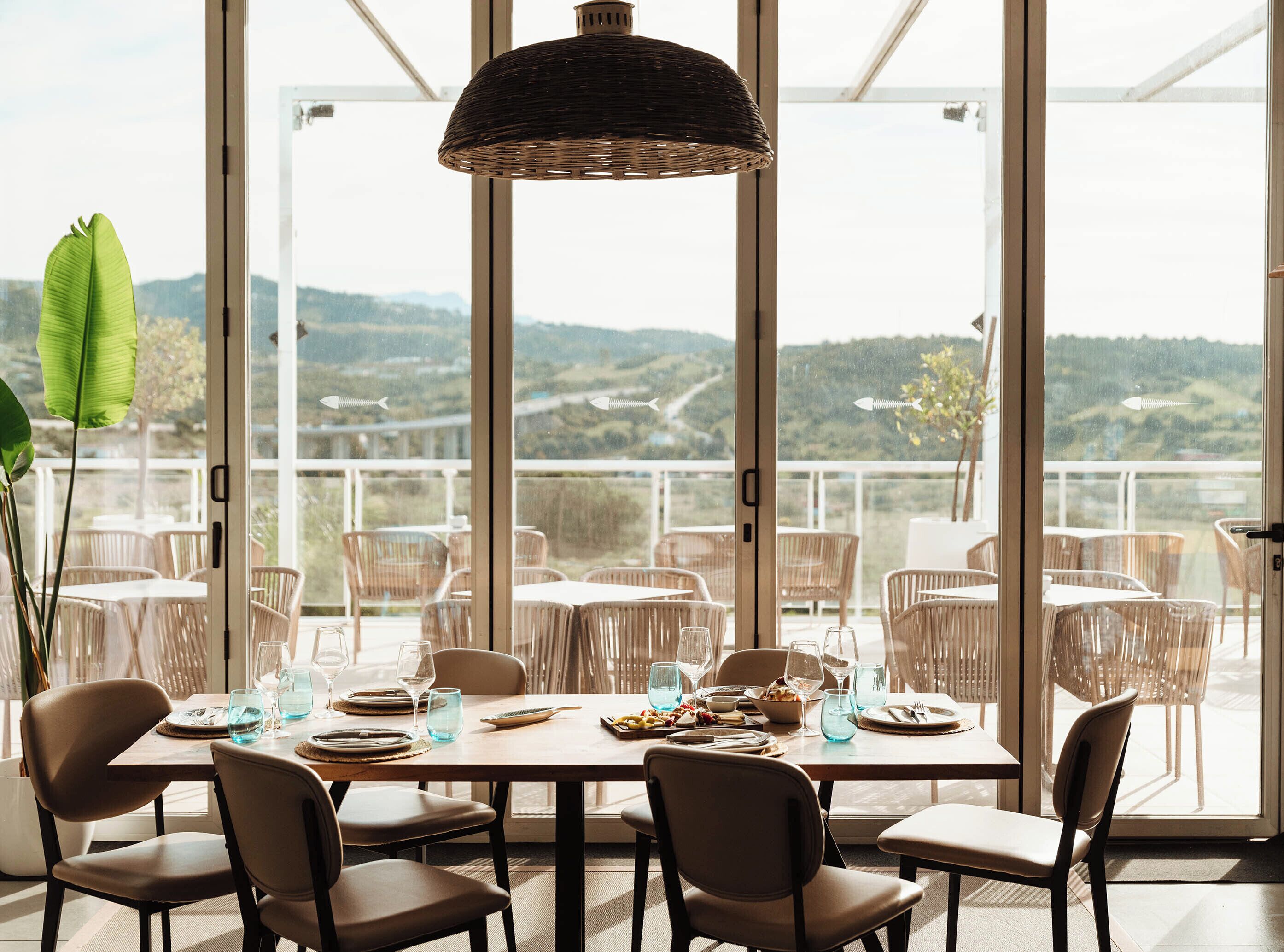 2 restaurants; breakfast and dinner served 