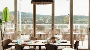 2 restaurants; breakfast and dinner served