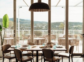 2 restaurants; breakfast and dinner served