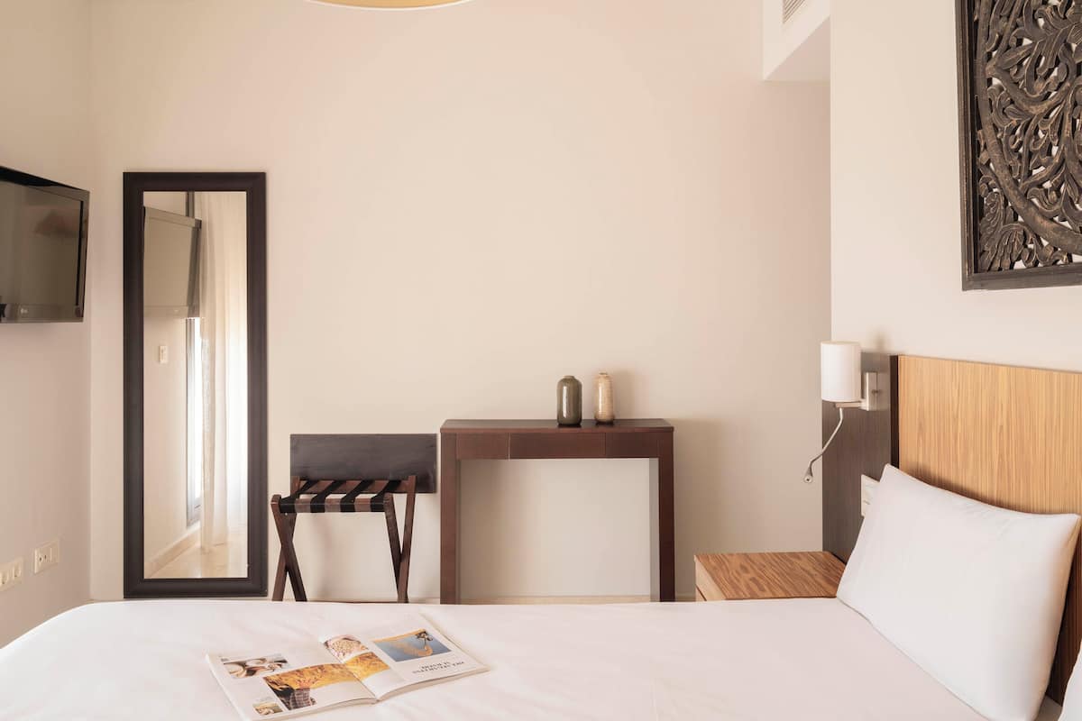 2 bedrooms, in-room safe, blackout drapes, iron/ironing board